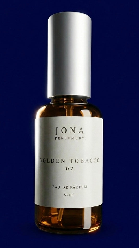 בקבוק בושם בצבע אמבר עם פקק כסוף של JONA Perfumery - Golden Tobacco 02